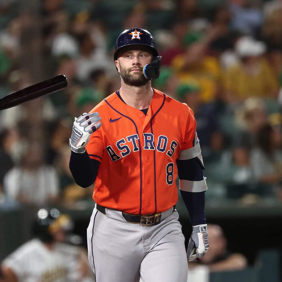 Christian Walker, de los Astros, suelta el madero luego de haber pegado un cuadrangular en el partido ante los Athletics.