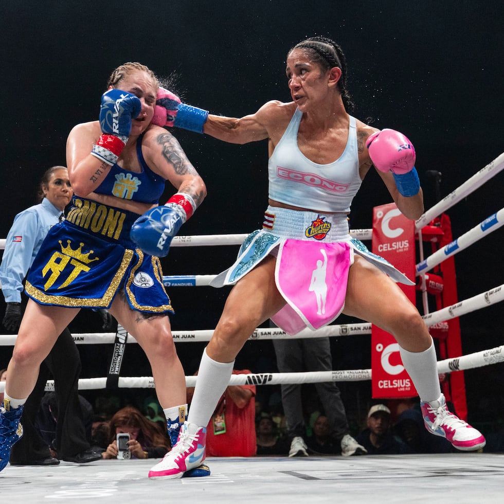 Amanda Serrano (derecha) conecta un golpe de derecha sobre Reina Téllez.