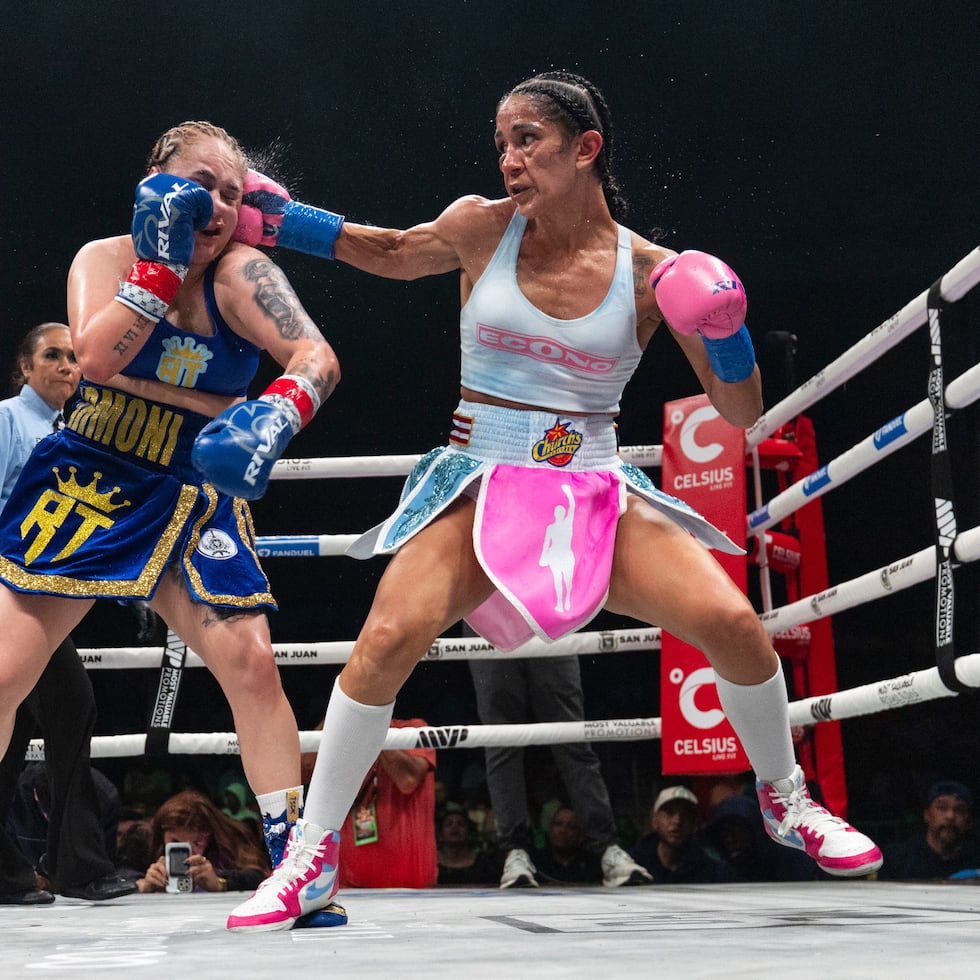 Amanda Serrano, right, connects with a right hand in her fight against Reina Téllez.