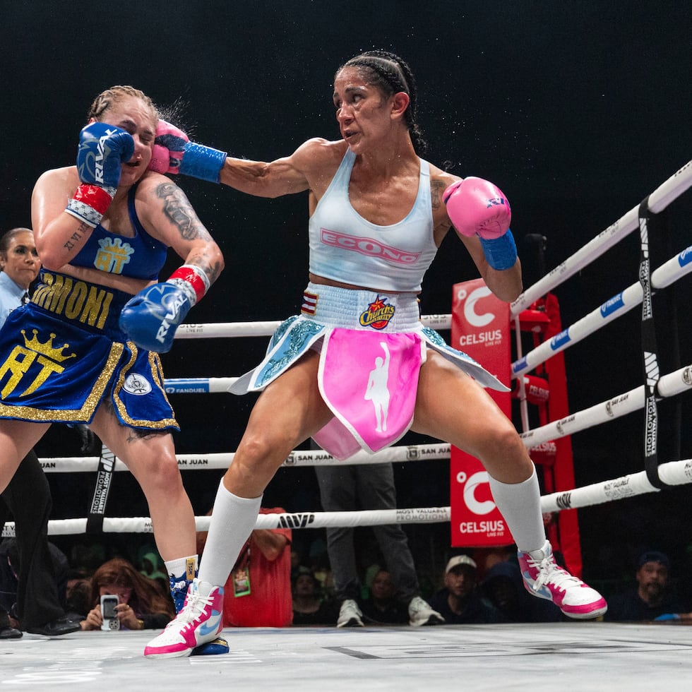 Amanda Serrano, right, connects with a right hand to Reina Tellez.