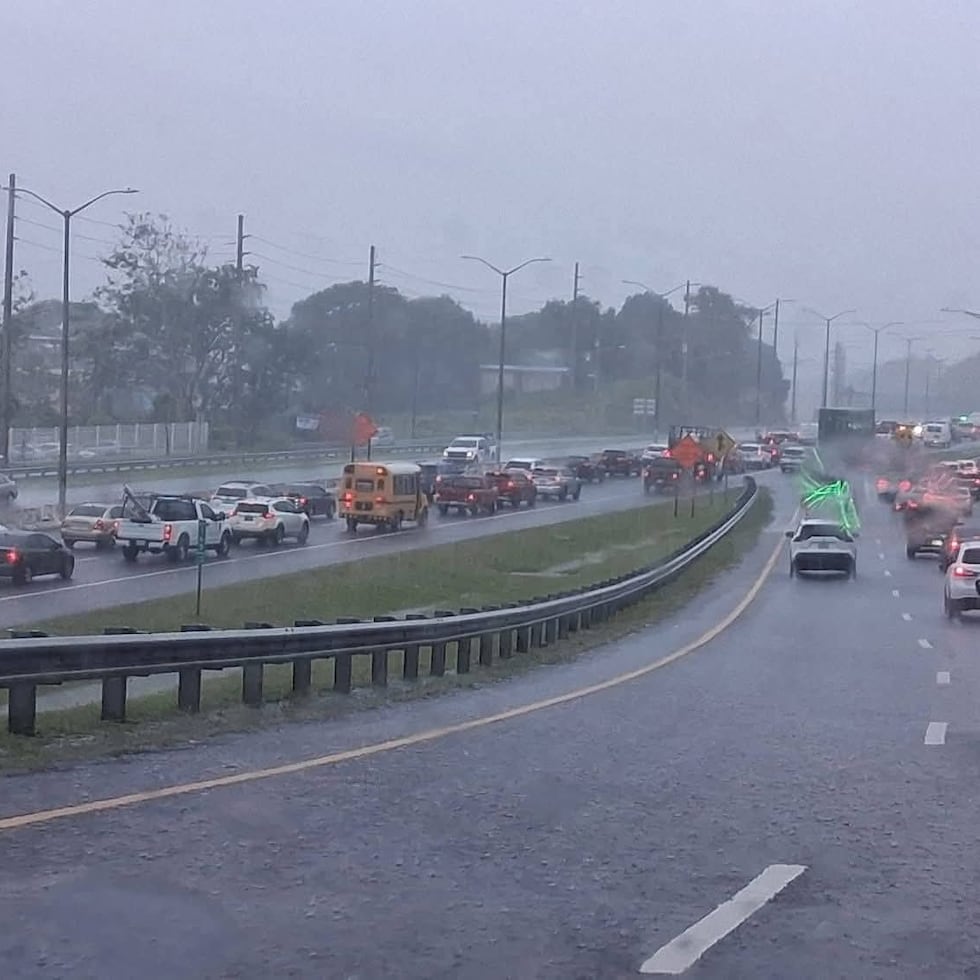 El SNM emitió inicialmente una advertencia de inundaciones y posteriormente la elevó a un aviso de inundaciones repentinas para Mayagüez.
El ejecutivo municipal indicó que, en al menos dos ocasiones durante el último mes, intensas lluvias han provocado inundaciones significativas en esta importante vía, evidenciando posibles fallas en el sistema de drenaje pluvial. Entre las áreas más afectadas se encuentran la urbanización La Monserrate y la urbanización Valle Hermoso Sur, donde residentes han reportado acumulación de agua que afecta la seguridad vial y sus propiedades.