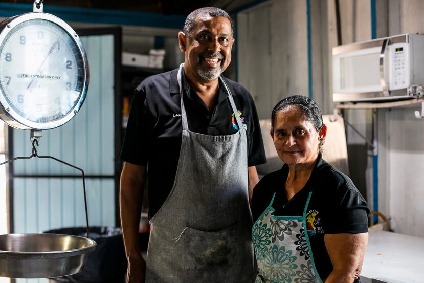 El propietario del restaurante Racar Seafood, Justino Cruz, junto a Mary Gómez, quien tiene a cargo la elaboración de las cerca de dos mil arepas que venden semanalmente.