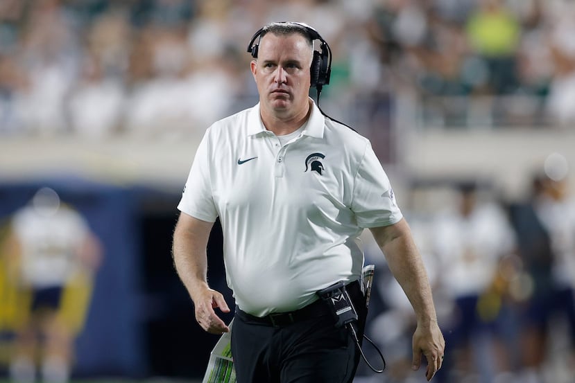 Para algunos el proyecto pretende poner límites a los atletas pero no así a las ganancias de entrenadores, universidades y conferencias. En la foto el entrenador jefe de Michigan State, Pat Fitzgerald.