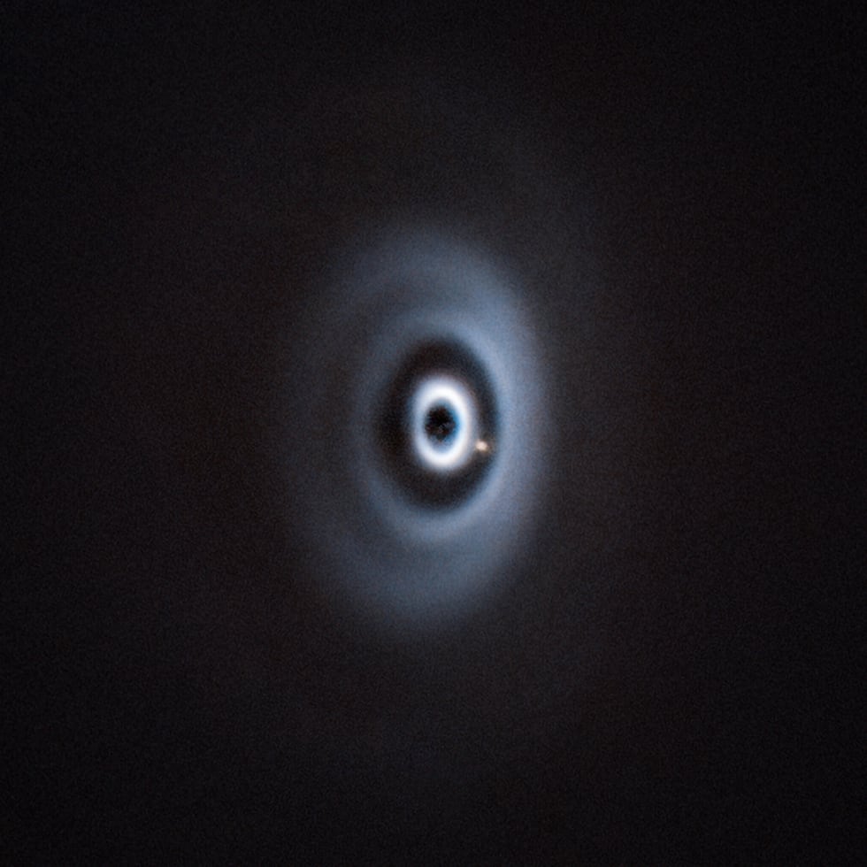 Esta imagen, tomada con el Very Large Telescope de la ESO, es la primera detección clara de un planeta bebé en un disco con múltiples anillos.