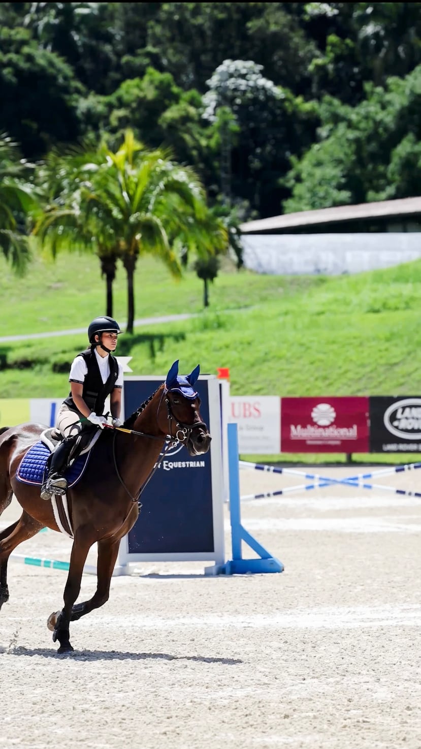 Doriann Angelique Camacho es estudiante doctoral en Psicología Clínica y practica el deporte de la equitación de saltos.
