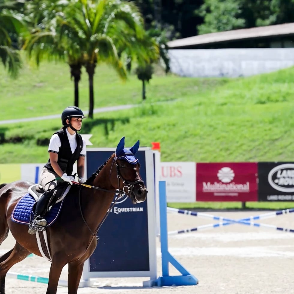 Doriann Angelique Camacho, autora de este escrito, es estudiante doctoral en Psicología Clínica y practica el deporte de la equitación de saltos.