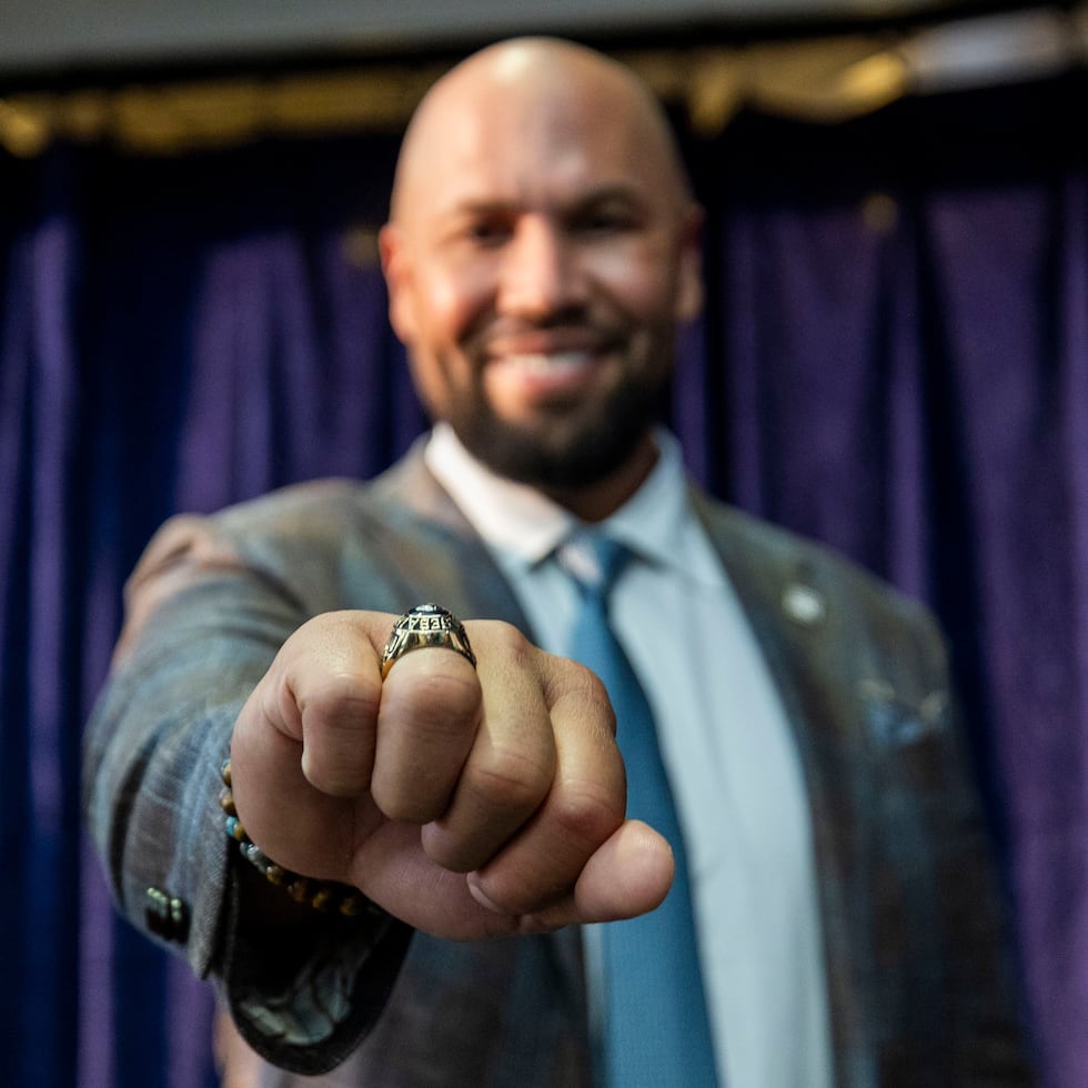 Carlos Beltrán shows off his ring as a member of the Baseball Hall of Fame.