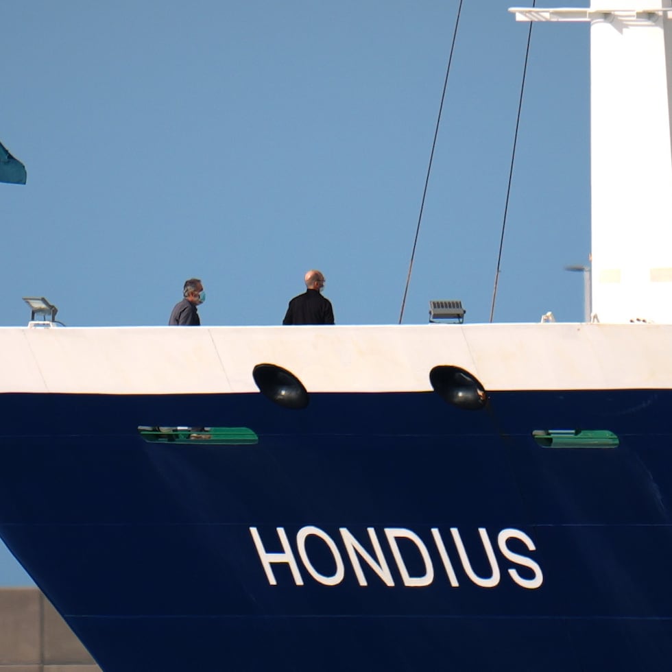 Pasajeros en la cubierta del crucero MV Hondius a su llegada en el puerto de Granadilla en Tenerife, Islas Canarias, España, el domingo 10 de mayo de 2026. (AP Foto/Manu Fernandez)