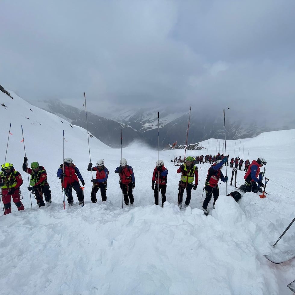 Dos alpinistas han muerto este sábado y otro ha resultado herido de gravedad por una avalancha en los Alpes italianos, en la región de Alto Adige (norte), que afectó a un grupo de excursionistas.