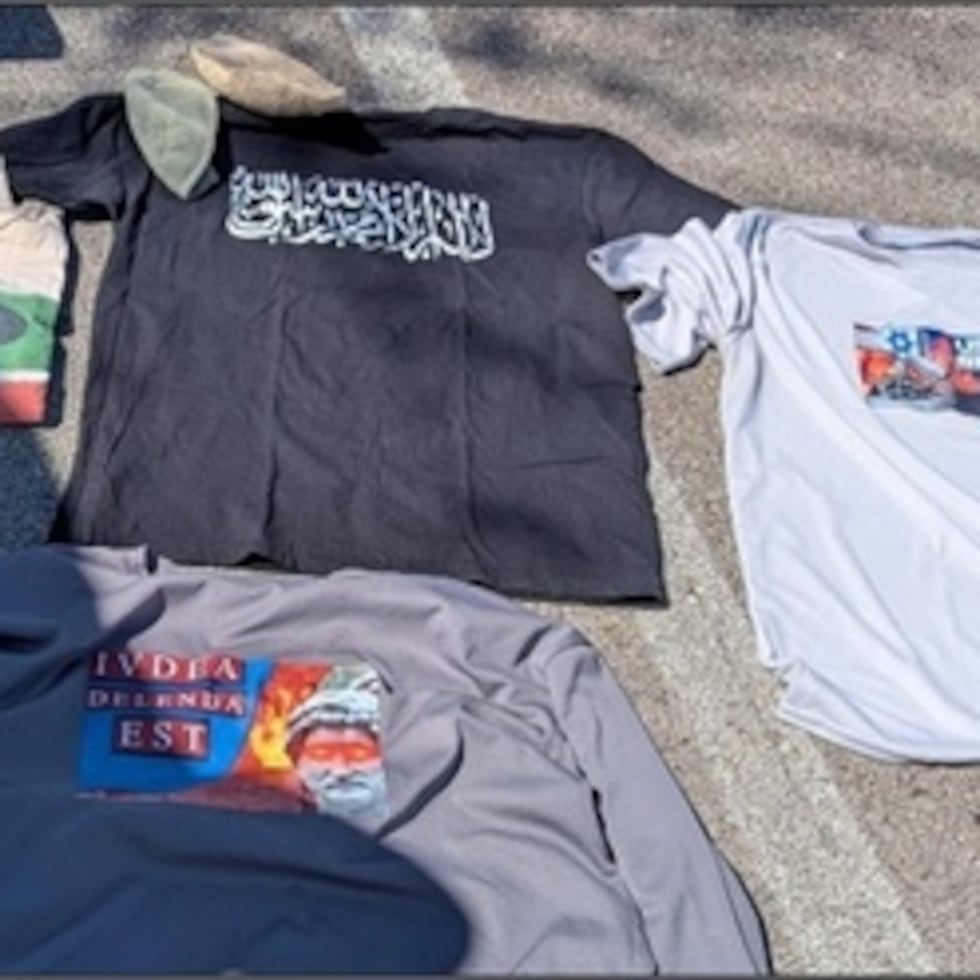 Esta foto facilitada por la Fiscalía de los Estados Unidos muestra ropa con símbolos antisemitas, antiisraelíes y extremistas que las autoridades encontraron en el vehículo del exinfante de Marina, Gregory Vandenberg.