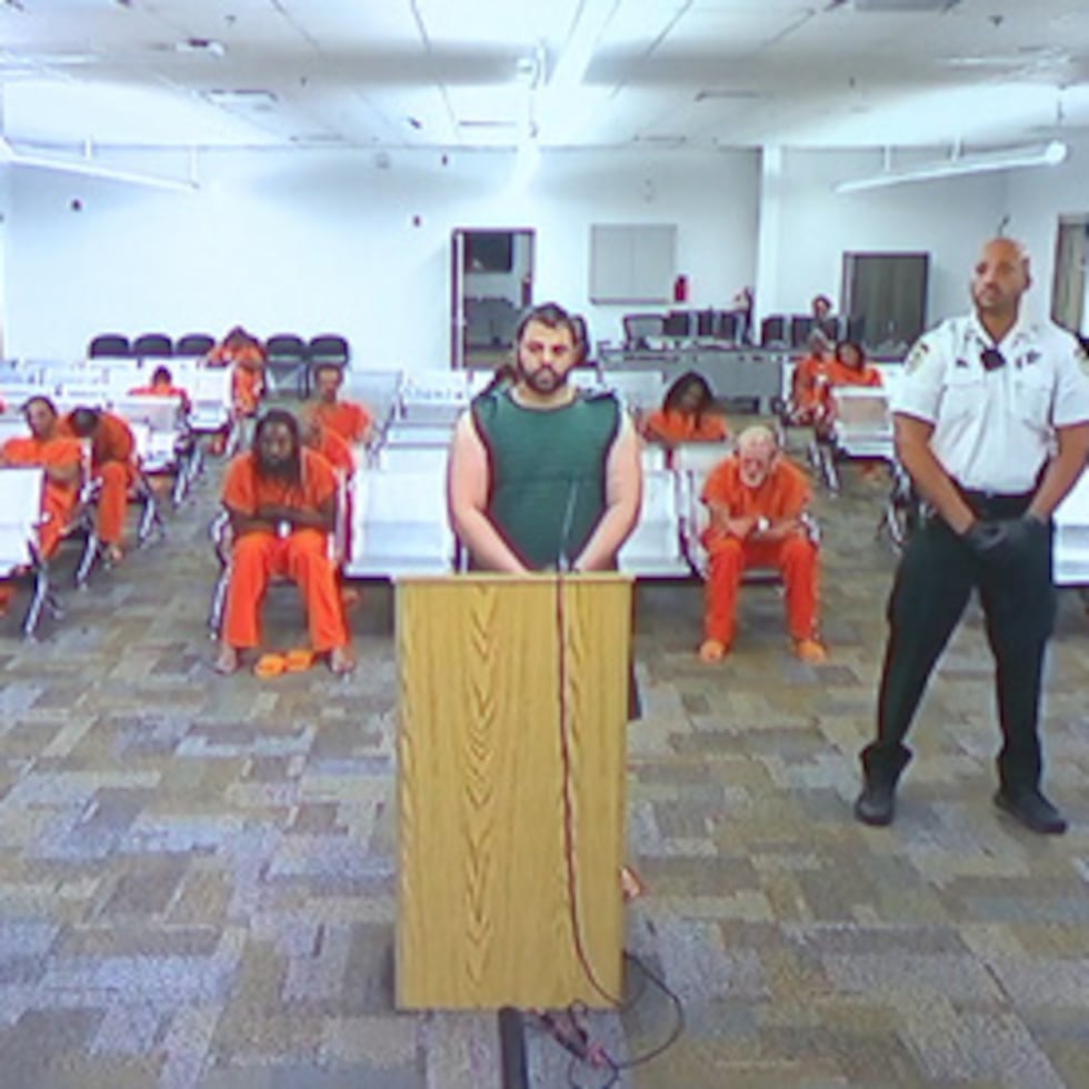 Hisham Abugharbieh, acusado de dos cargos de asesinato en primer grado, comparece ante el tribunal por vídeo el sábado 25 de abril de 2026 en Tampa, Florida (WFTS-TV via AP)