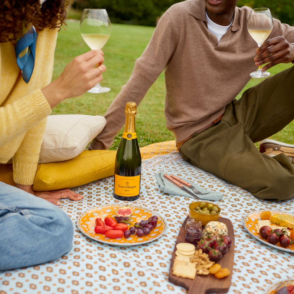 Desde su fundación en 1772, Veuve Clicquot ha sido un ícono de audacia y elegancia, impulsado por el espíritu visionario de Madame Clicquot, pionera que revolucionó la historia del champagne.