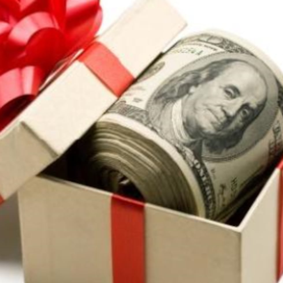 Una opción es regala solo un detallito que muestre tu agradecimiento, pero que no afecte tu bolsillo.