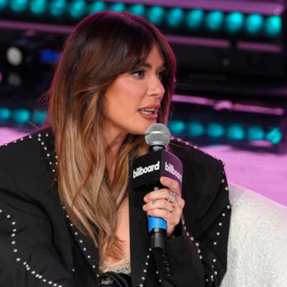 La cantante puertorriqueña Kany García habla durante el primer día de la Semana Billboard de la Música Latina.