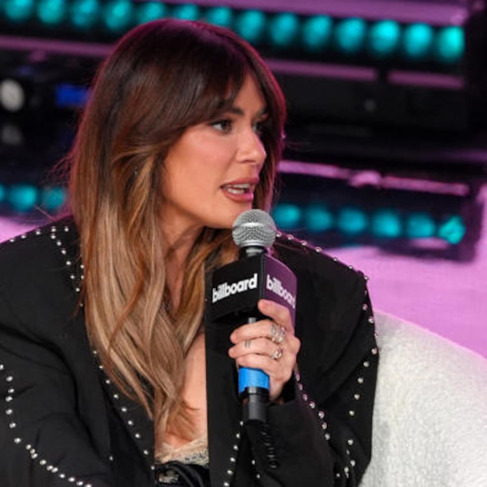 La cantante puertorriqueña Kany García habla durante el primer día de la Semana Billboard de la Música Latina.