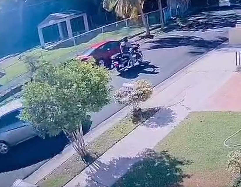 La escena quedó grabada en una cámara de seguridad del área.