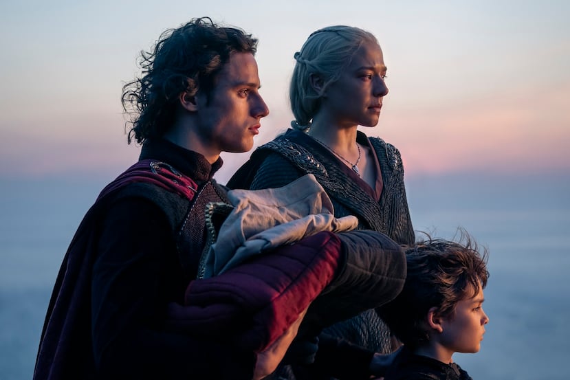 La segunda temporada de la serie "House of the Dragon" contará con las actuaciones de, izquierda a derecha, Harry Collett, Emma D'Arcy y Oscar Esquinazi.
