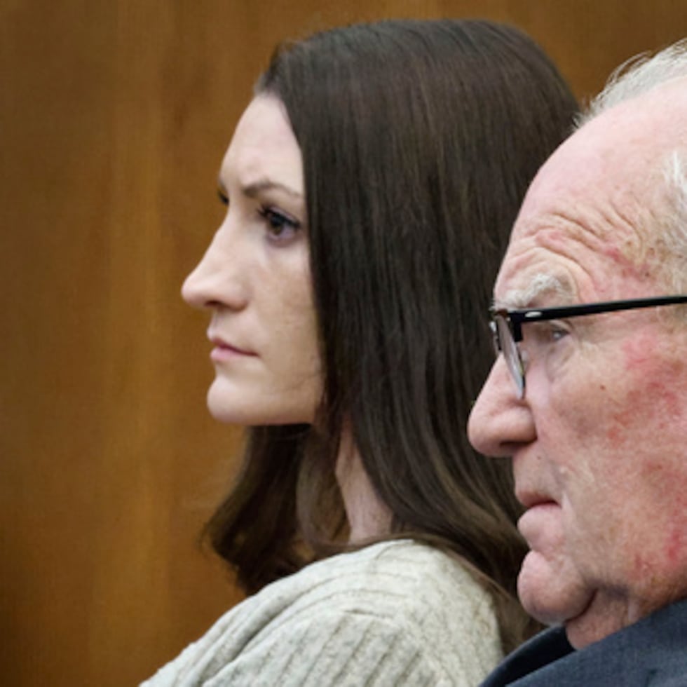 Lindsay Clancy y su abogado, Kevin Reddington, escuchan el testimonio del doctor Gregory Saathoff durante el juicio por asesinato que se celebra en el Tribunal Superior de Plymouth el miércoles 26 de agosto de 2026 en Plymouth, Massachusetts.
