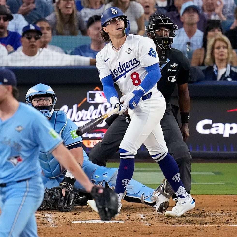 Enrique "Kike" Hernández observa su cuadrangular solitario contra el abridor de los Blue Jays Trey Yesavage en la tercera entrada del quinto juego de Serie Mundial.