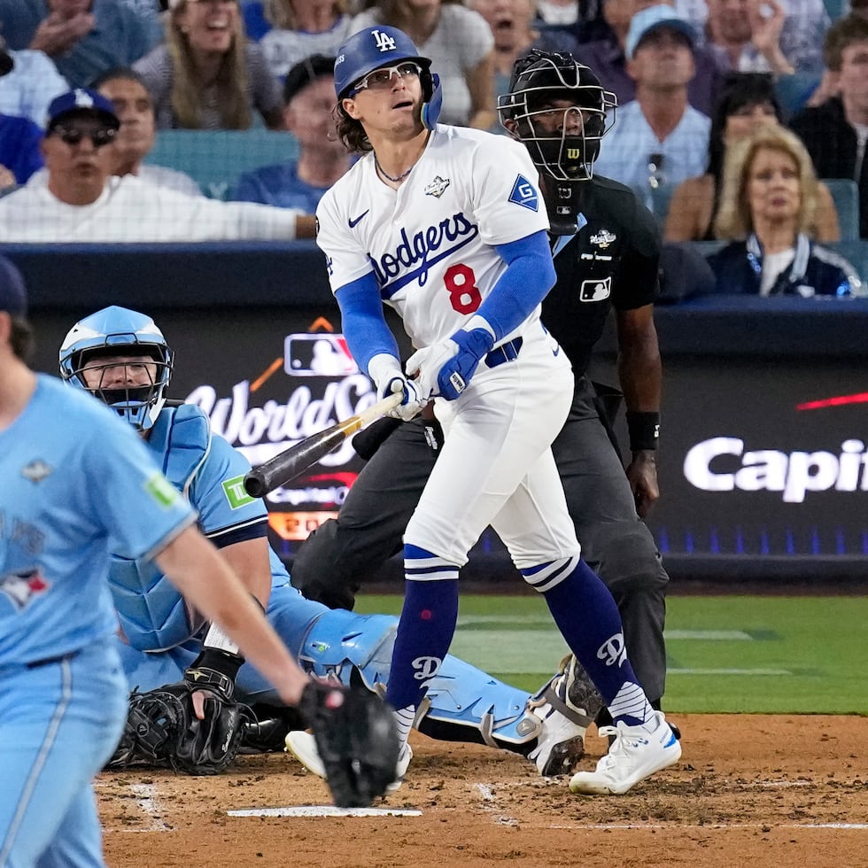 Enrique "Kike" Hernández  observa su cuadrangular solitario contra el abridor de los Blue Jays Trey Yesavage en la tercera entrada del quinto juego de Serie Mundial.