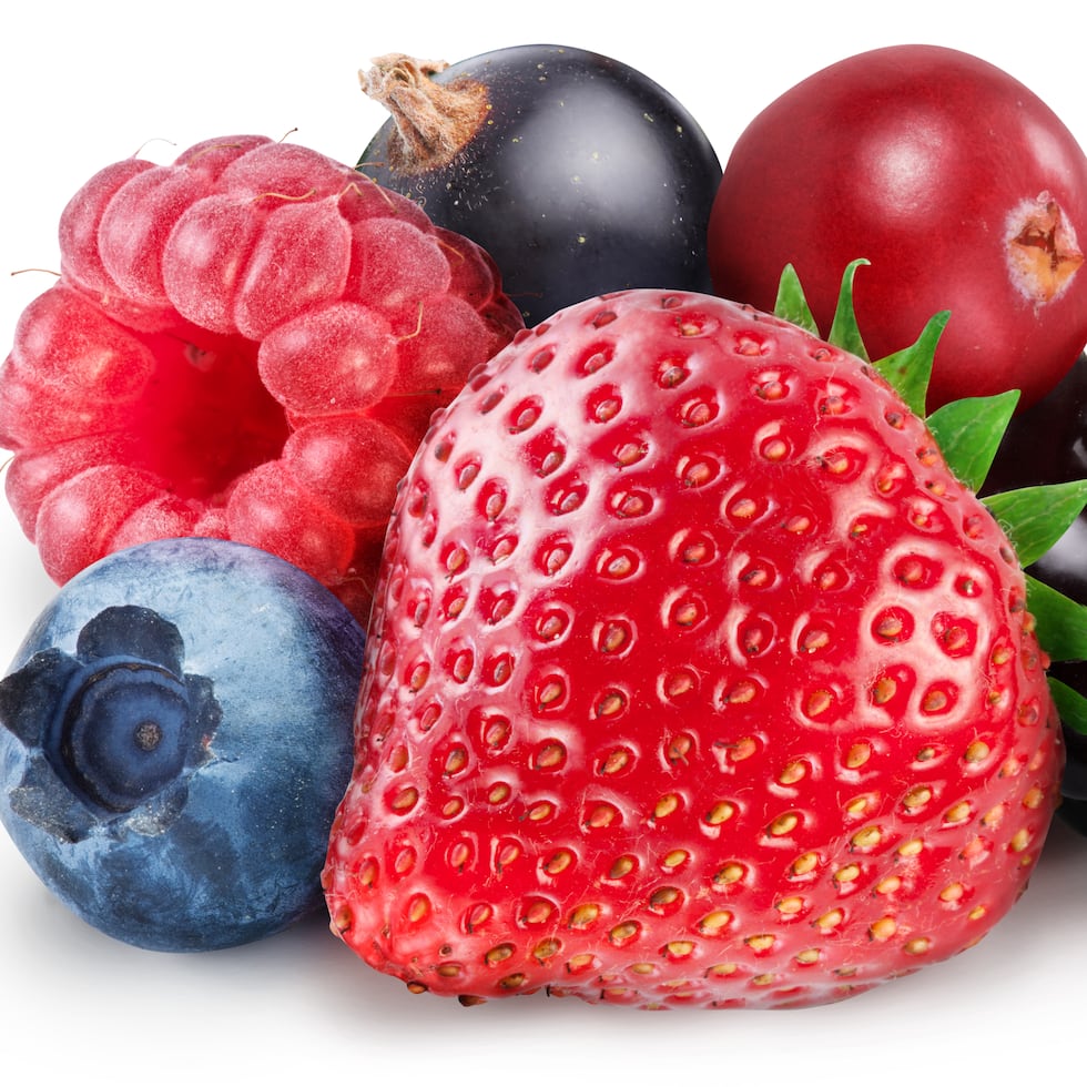 Frutos rojos (arándanos, frutillas, moras y frambuesas): son especialmente ricos en antocianinas, pigmentos naturales con fuerte poder antioxidante que ayudan a proteger el cerebro, retrasar el envejecimiento celular y reducir procesos inflamatorios.