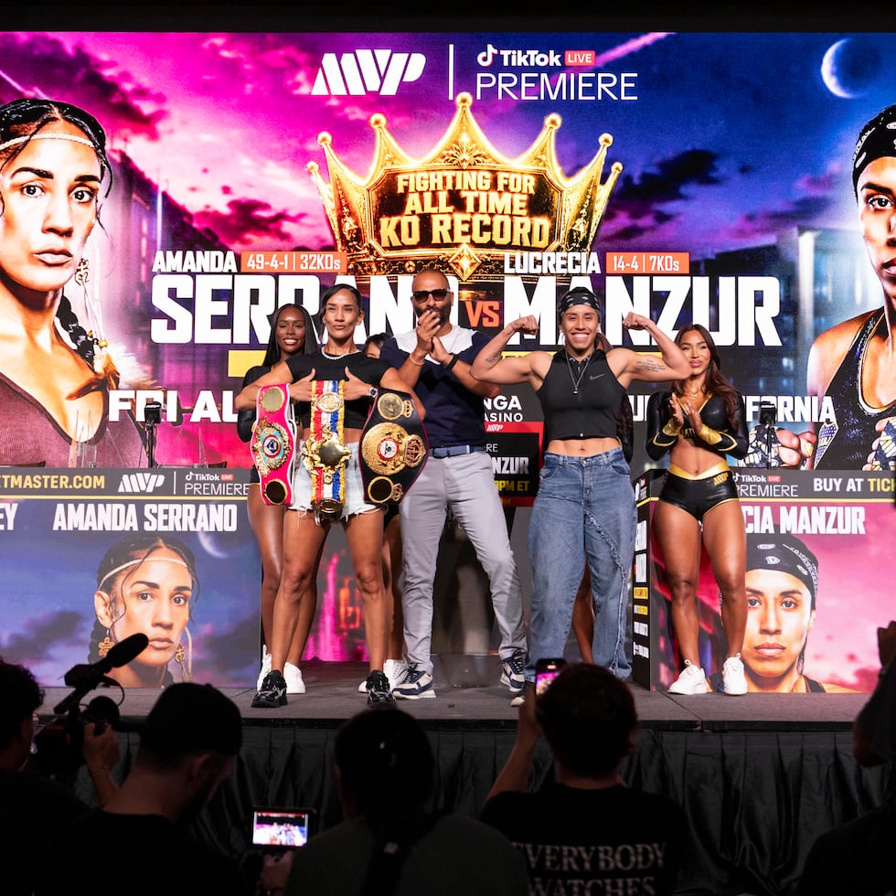 La campeona mundial peso pluma Amanda Serrano, posando con sus fajas de las 126 libras, junto a la retadora Lucrecia Manzur (derecha) durante la conferencia de prensa del miércoles en California.