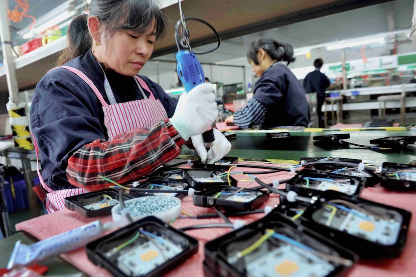 Una trabajadora ensambla luces LED en una fábrica en el condado Yushan en la provincia Jiangxi de China. (AP)