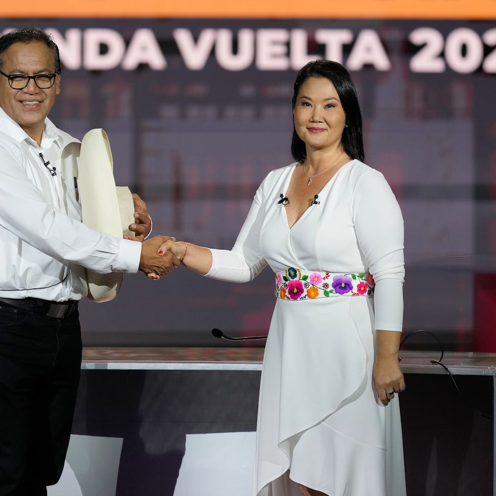 Los aspirantes a la presidencia de Perú Keiko Fujimori, de Fuerza Popular, y Roberto Sánchez, de Juntos por Perú, se dan la mano antes de un debate presidencial en Lima