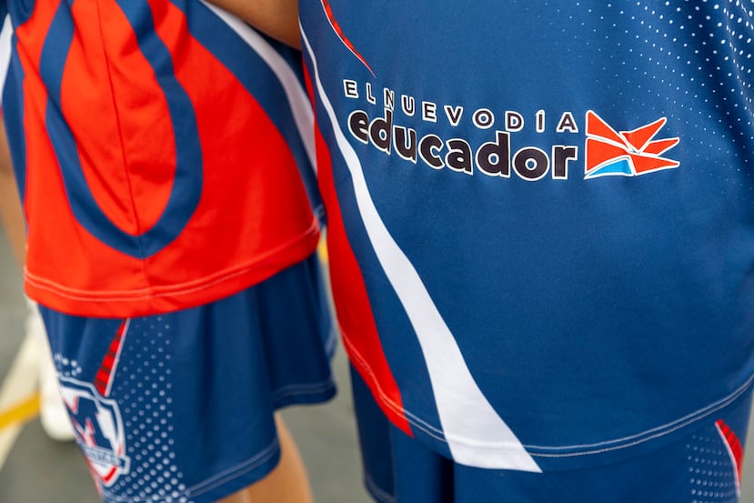 El programa El Nuevo Día Educador auspició los uniformes del equipo juvenil masculino.