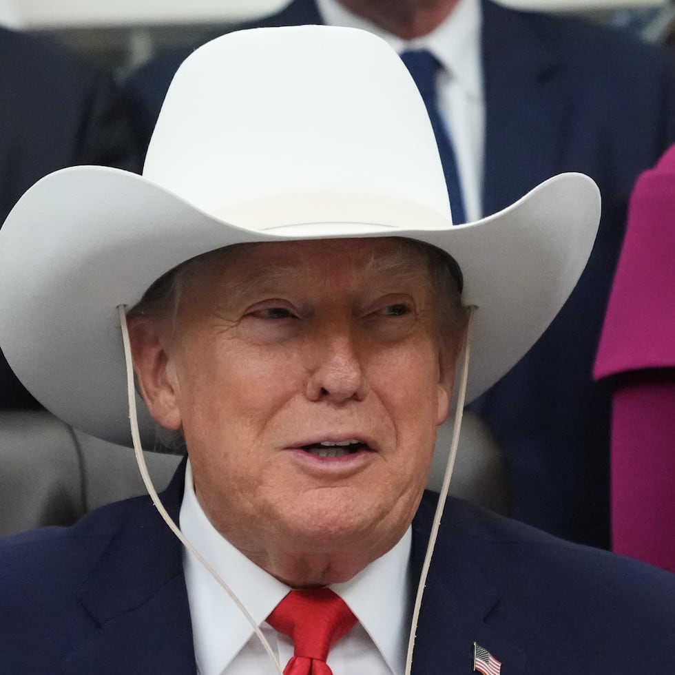 El Departamento de Justicia de Estados Unidos solicitó el viernes a un tribunal de apelaciones que bloquee una investigación por desacato contra el gobierno del presidente Donald Trump por no haber devuelto al país aviones que transportaban migrantes venezolanos a El Salvador en marzo.