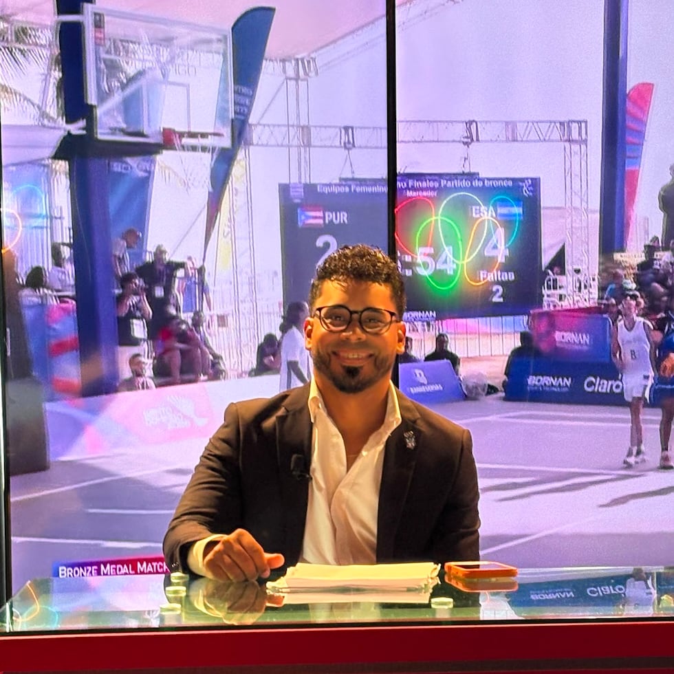 Jesús Hiram Vélez Pérez durante sus labores de narración y comentarios en la jornada deportiva.