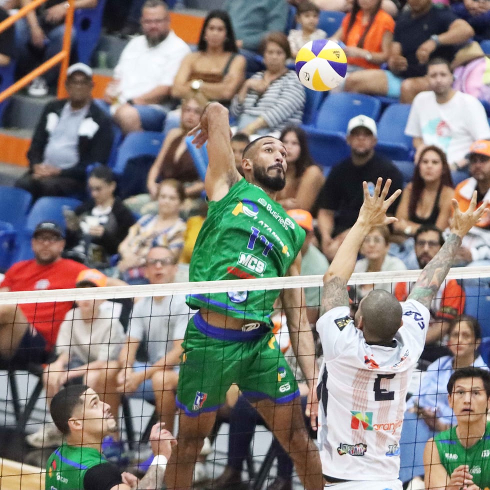 Julio Mercedes, de los Plataneros de Corozal, atacando contra la defensa de los Changos de Naranjito.