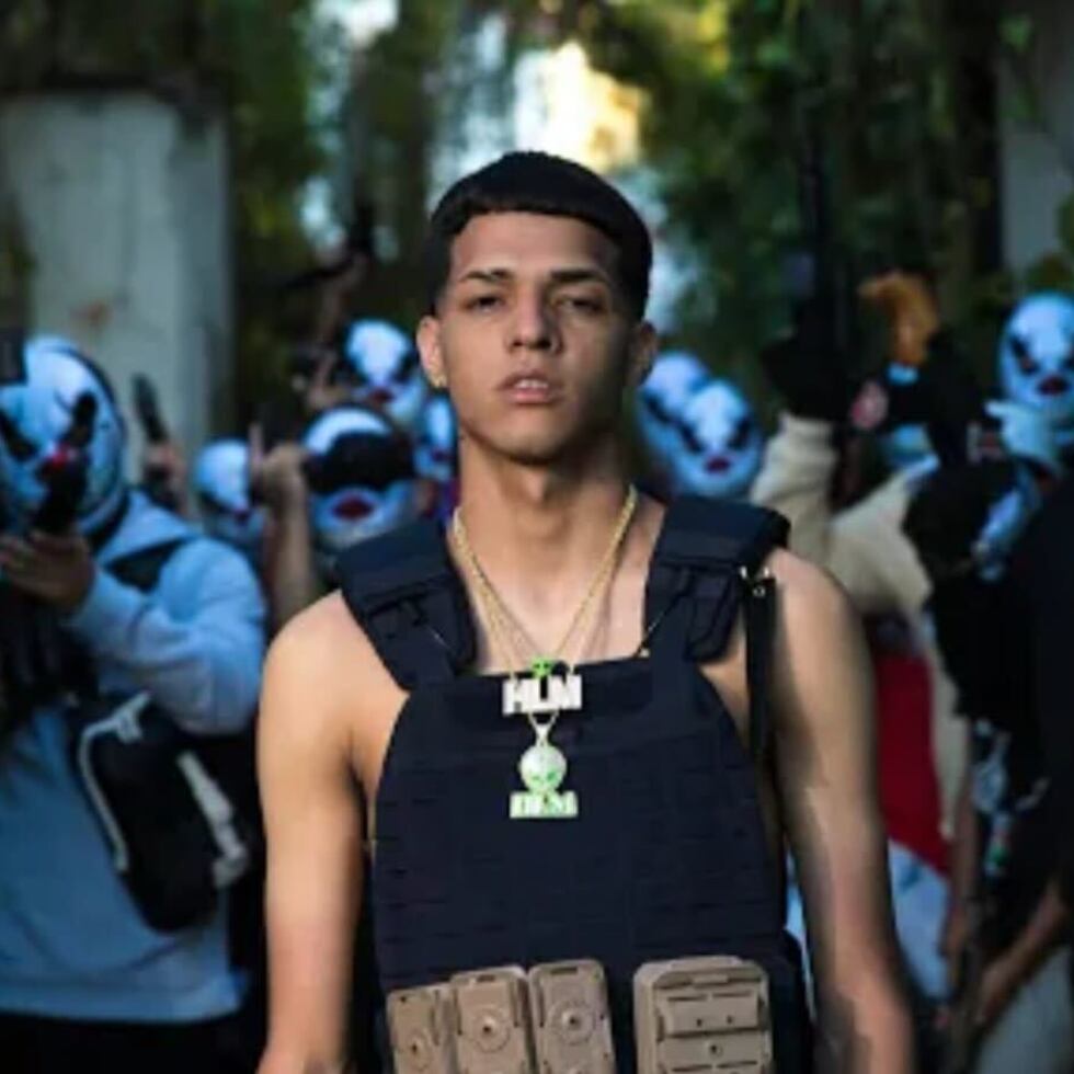 El cantante SuperJavi, de 24 años, se encontraba dentro de un BMW X5 negro que fue intervenido por violaciones a la ley de tránsito.