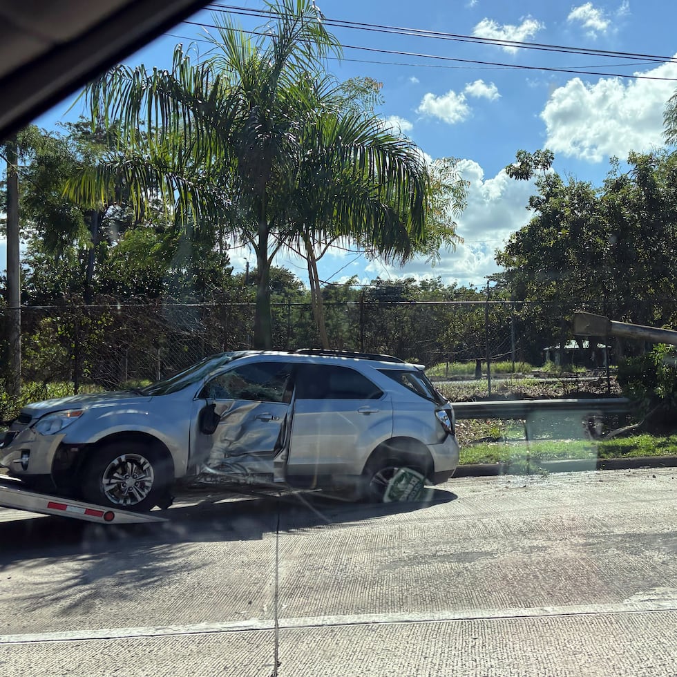 Un poste cayó en la avenida Piñero de Río Piedras tras ser impactado por un vehículo.