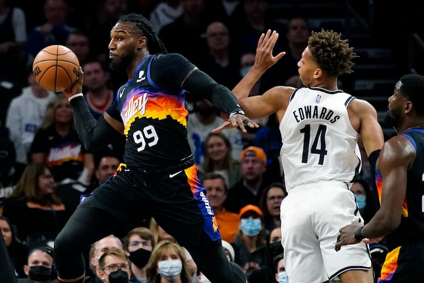 El jugador de los Suns de Phoenix Jae Crowder (99) pasa el balón junto al jugador de los Nets de Brooklyn Kessler Edwards (14) en la primera mitad de su juego del 1 de febrero.