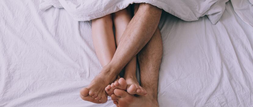 Para plantearle a la pareja la idea de llevar juguetes sexuales a la cama, se debe estar bien educados en sexualidad para poderlo comunicar con efectividad. (Shutterstock)