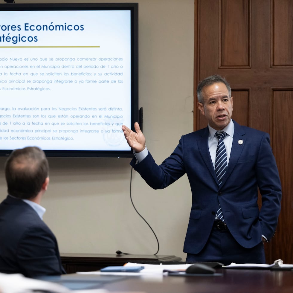 San Juan Mayor Miguel Romero (standing) presented his plan to update municipal incentives for new and expanding businesses to establish themselves in the capital.