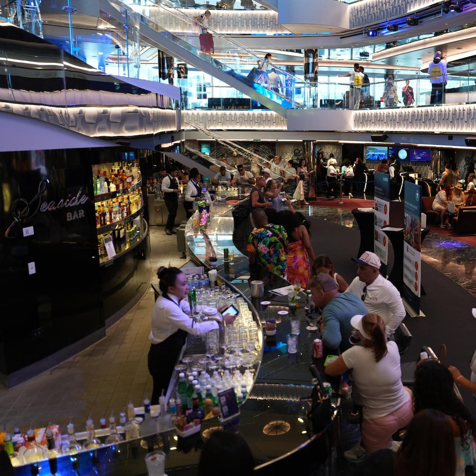 Los viajeros disfrutan ver los partidos del Mundial en los televisores de los cruceros.