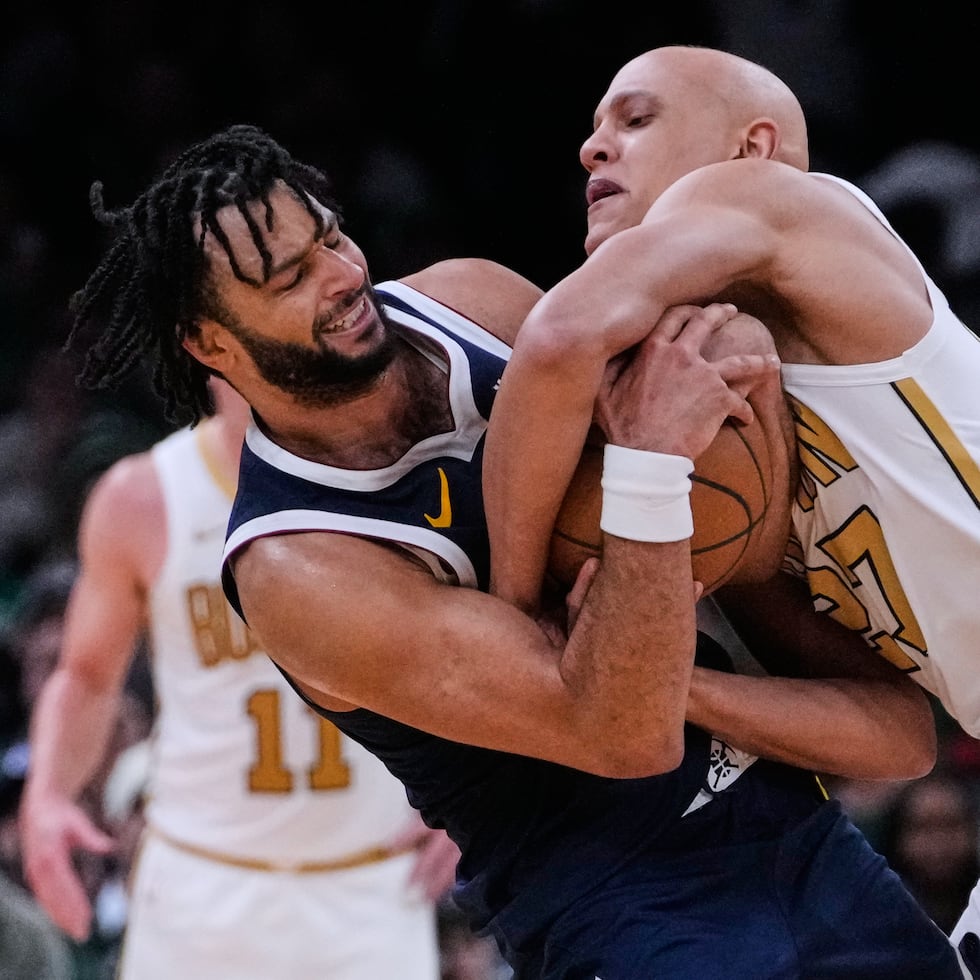 Jamal Murray (izquierda), de los Nuggets, y Jordan Walsh, de los Celtics, pelean por el balón durante el partido del miércoles.