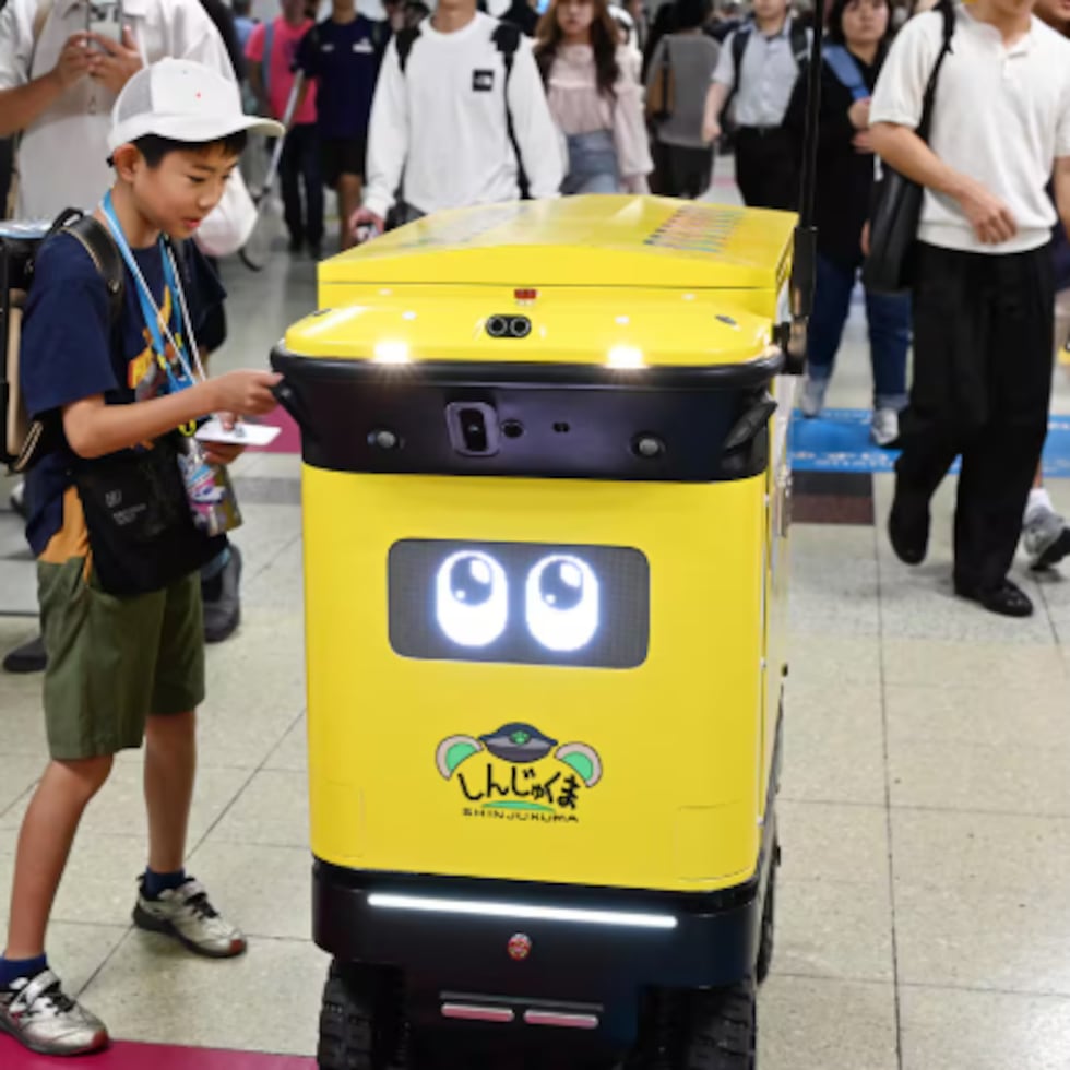 Uno de los robots recolectores de basura que recorrerán la estación de tren de Shinjuku, por la que todos los días pasan 2,7 millones de personas.