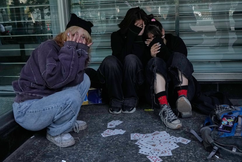 Adolescentes reaccionan ante la cámara en la calle Enqelab-e-Eslami (Revolución Islámica), en el centro de Teherán, Irán, el sábado 25 de abril de 2026. (Foto AP/Vahid Salemi)