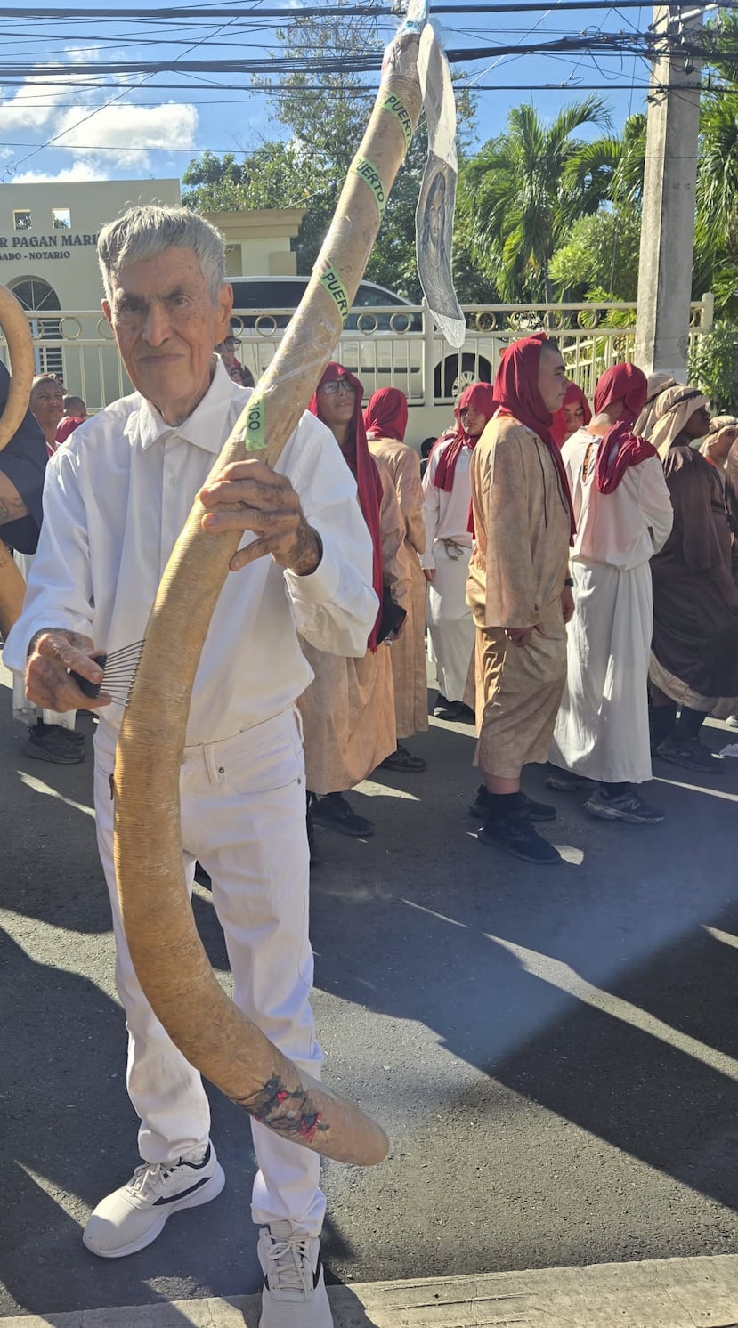 Juan López Navarro con el güiro de seis pies.
