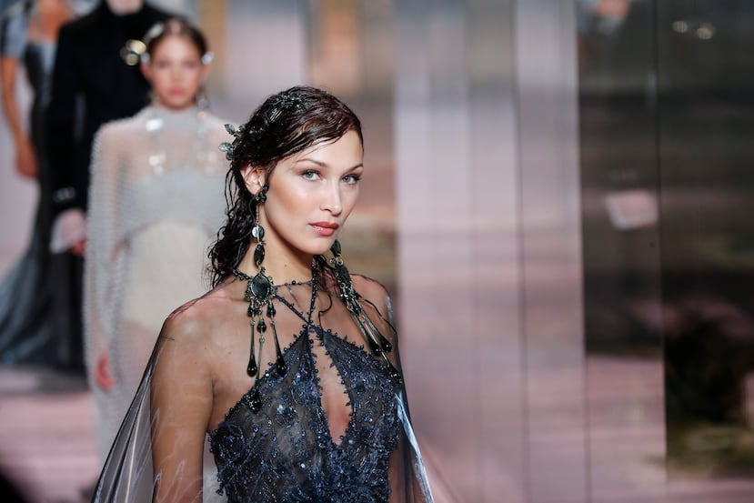 Bella Hadid modela una de las creaciones de Kim Jones para Fendi. (Foto: AP)