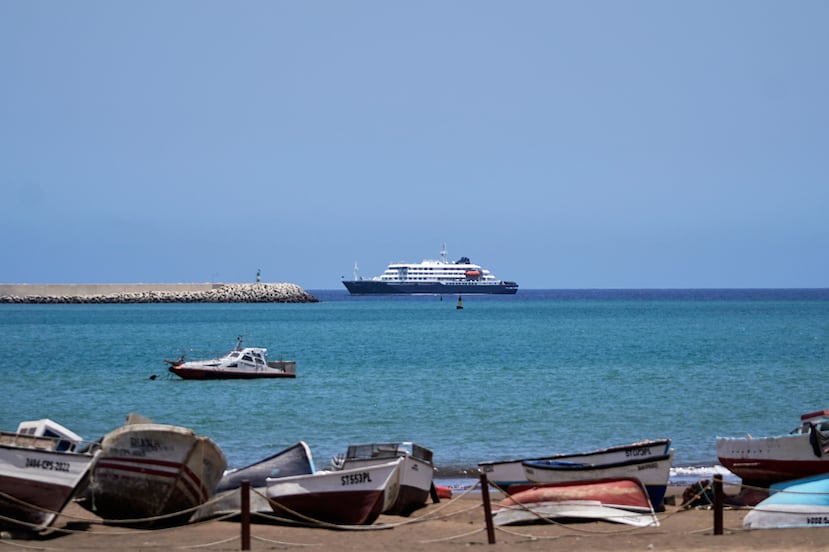 El crucero MV Hondius está anclado en un puerto de Praia, Cabo Verde.
