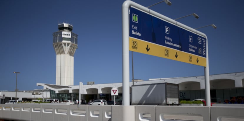 Una vez el personal de aeropuerto detecta un carro abandonado en el estacionamiento tienen que esperar entre 45 y 65 días para reportarlo a la Policía. (Archivo)