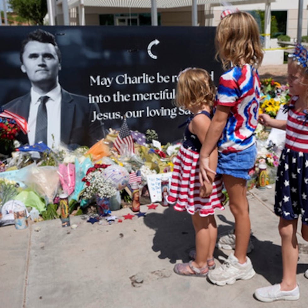 Hermanas recuerdan a Charlie Kirk en Arizona tras su muerte en Utah.