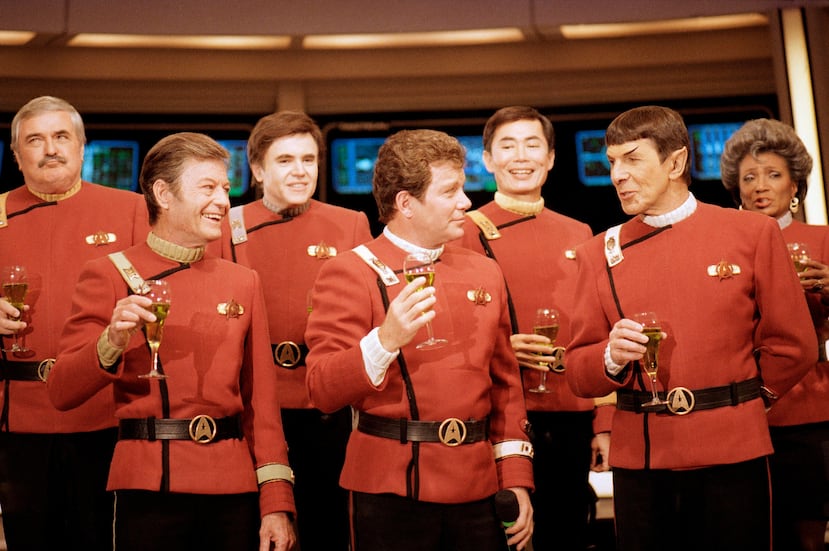 James Doohan, DeForest Kelley, Walter Koenig, William Shatner, George Takei, Leonard Nimoy, y Nichelle Nichols en 1988. (AP Photo/Bob Galbraith, File)