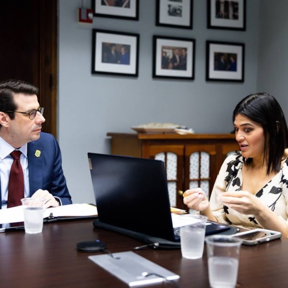 El secretario de la Gobernación, Francisco Domenech, se reunió con la presidenta del Sindicato Auténtico de Manejadores de Emergencias, Liz Colon Alicea.