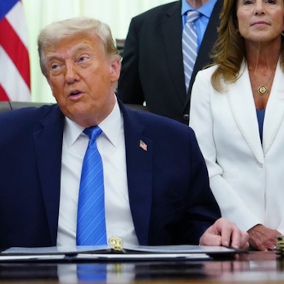 El presidente Donald Trump habla en el Despacho Oval de la Casa Blanca