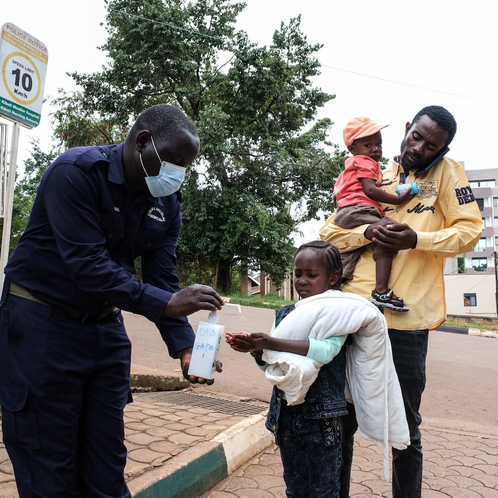 Las autoridades informaron por primera vez el viernes sobre la propagación de la enfermedad en la provincia oriental congoleña de Ituri, cercana a Uganda y Sudán del Sur.